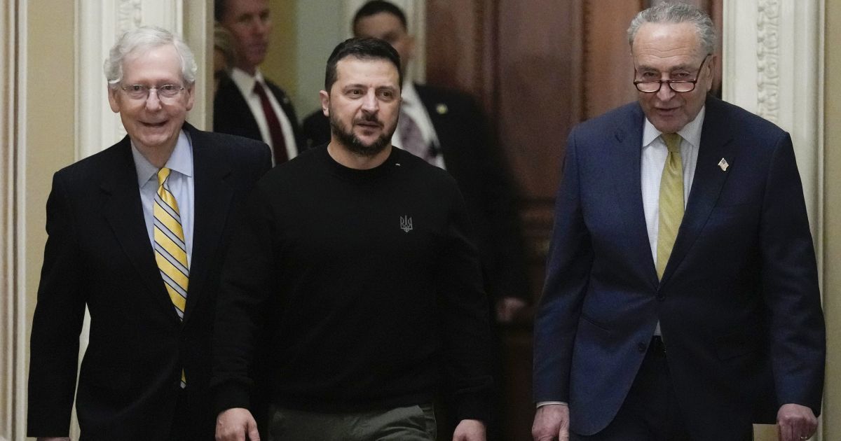 Президент Украины Владимир Зеленский вместе с лидером большинства в Сенате Чаком Шумером и лидером меньшинства Митчем МакКоннеллом во время визита на Капитолийский холм в Вашингтоне