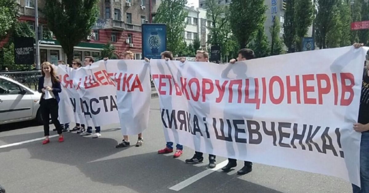 Возмущенные митингующие призывают освободить двух должностных лиц Фонда