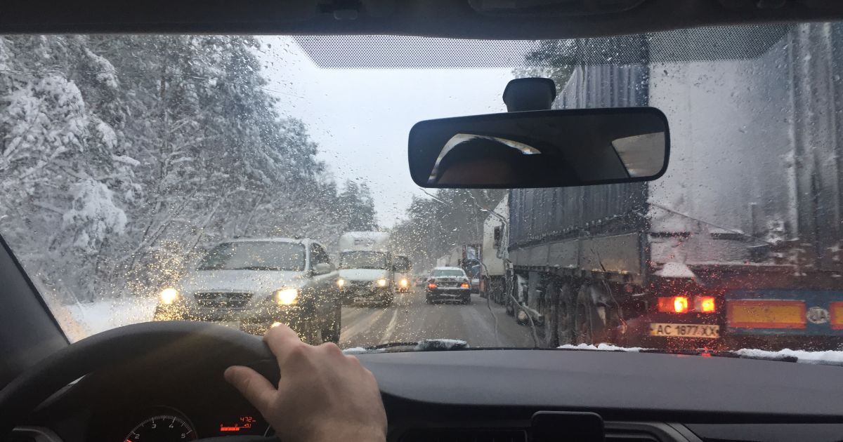 Снег в Киеве: фуры в город уже не пускают