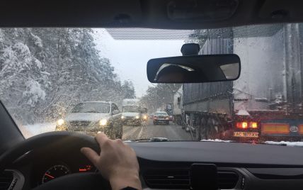 Сніг у Києві: фури до міста вже не пускають