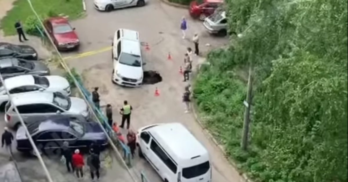 В Киеве внедорожник провалился под асфальт: появилось видео