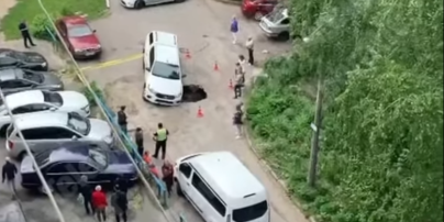 У Києві позашляховик провалився під асфальт: з'явилося відео