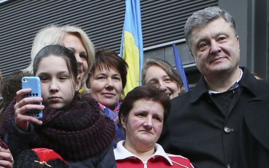 Під час робочих поїздок регіонами Петро Порошенко охоче фотографується з Українцями, а іноді навіть власноруч допомагає зробити селфі / © 