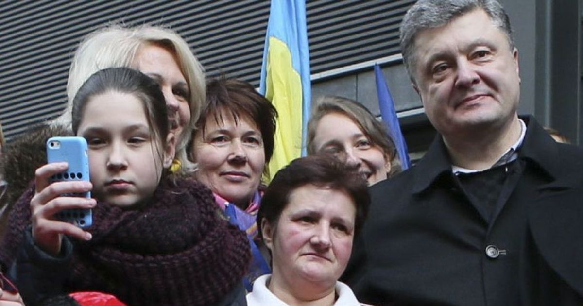 Во время рабочих поездок по регионам Петр Порошенко охотно фотографируется с украинцами, а иногда даже собственноручно помогает сделать селфи