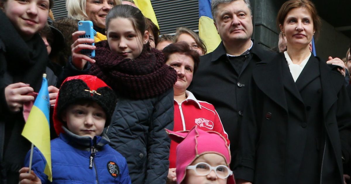 Во время рабочих поездок по регионам Петр Порошенко охотно фотографируется с украинцами, а иногда даже собственноручно помогает сделать селфи