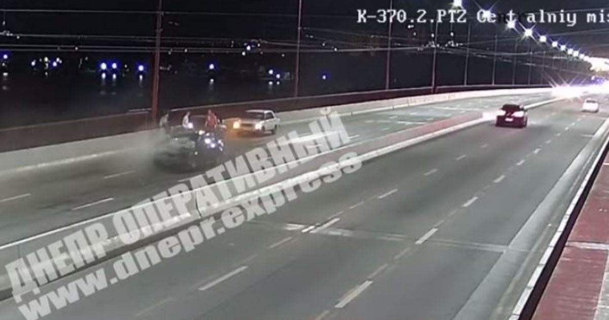 В Днепре 25-летний водитель навеселе догнал и протаранил мусоровоз