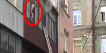 Іноземцю, який голяка вистрибнув з охопленої полум'ям квартири у Києві, оголосили про підозру в убивстві українки