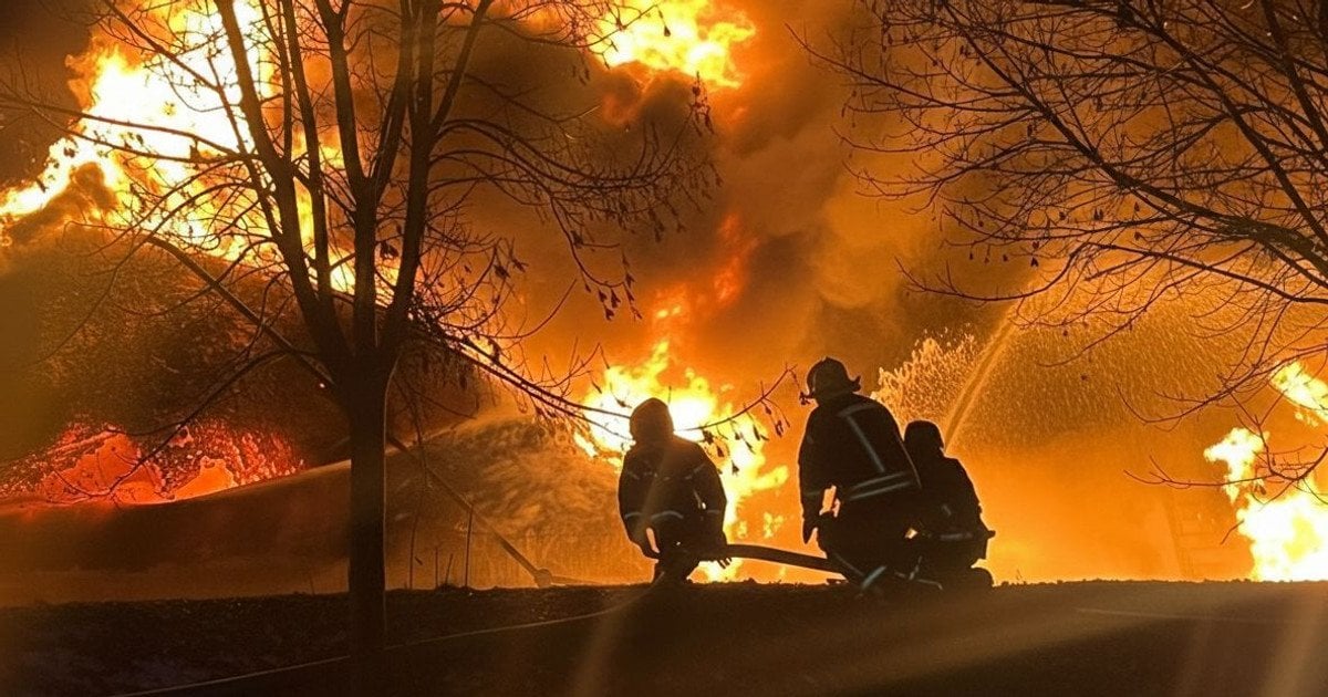 Ликвидация пожара в Волынской области после российской атаки в ночь на 1 января