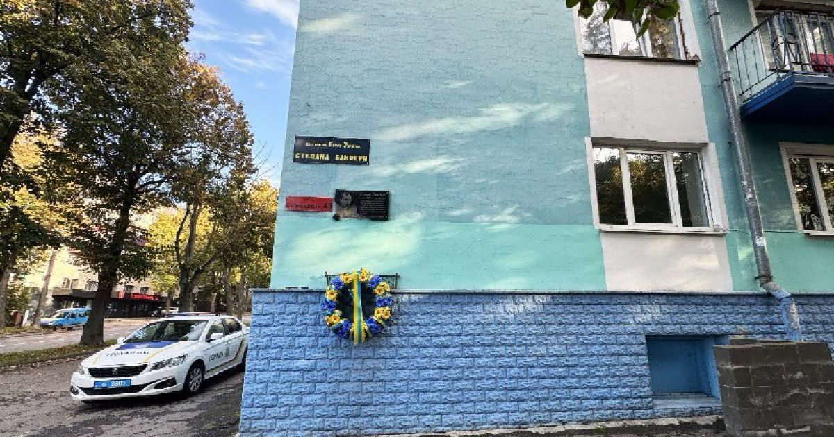 В Ровно мужчина разбил мемориальную доску Бандере