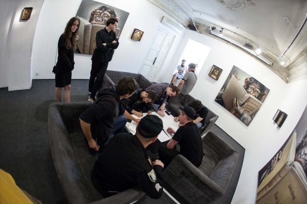 Артем Олейник в Karas Gallery (на фото в клетчатой рубашке)
