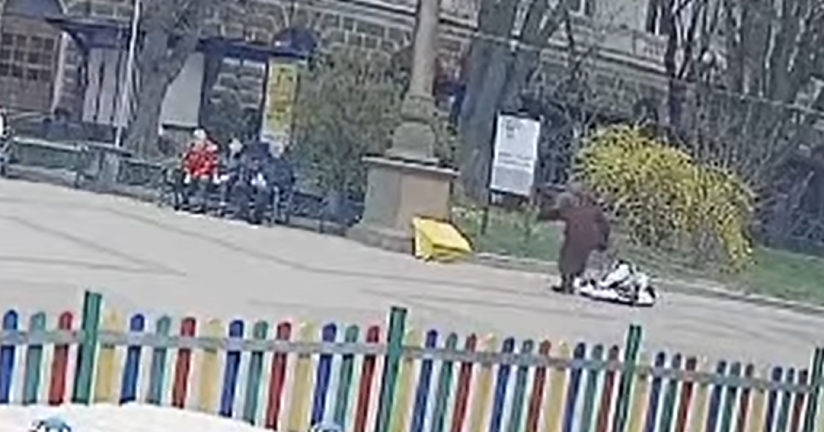 Мальчик на детской машинке сбил бабушку