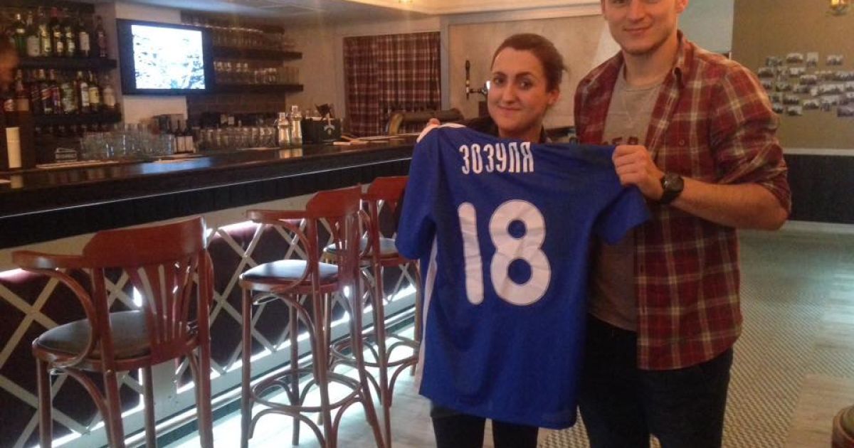 Зозуля на фото в собственном заведении.