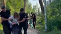 Поліція жорстко затримує протестувальницю. Фото зі сторінки Kateryna Chepura у Facebook