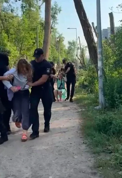Поліція жорстко затримує протестувальницю. Фото зі сторінки Kateryna Chepura у Facebook