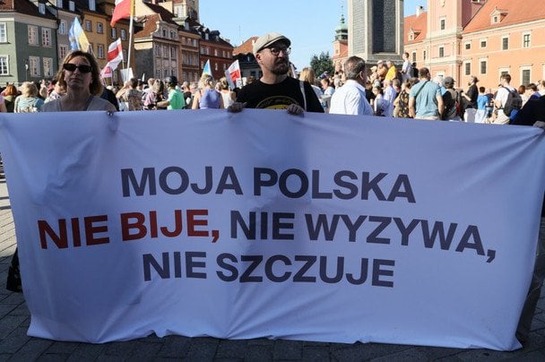Моя Польща не б’є, не ображає, не цькує — протести в Польщі фото: RMF24