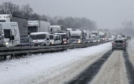 Через снігові замети у Львівській та Волинській областях обмежили рух вантажівок: список трас