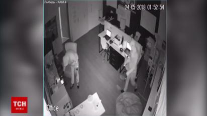 В Киеве злоумышленники в масках ограбили 15 офисов в бизнес-центре