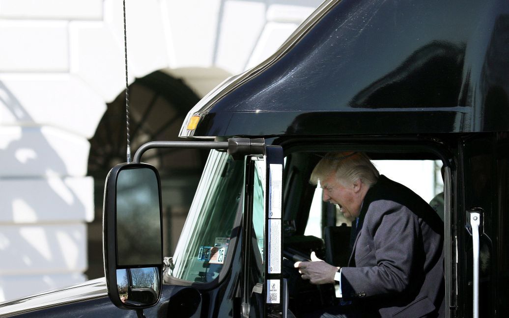 Дональд Трамп уявляє себе водієм вантажівки під час наради щодо охорони здоров&#039;я у Білому домі / © Reuters