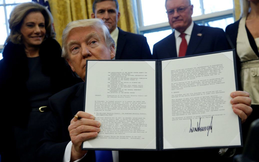 Трамп тримає урядове розпорядження щодо структури Ради національної безпеки після його підписання / © Reuters