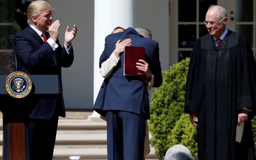 Трамп аплодує судді Нілу Горсучу в Рожевому саду Білого дому / © Reuters