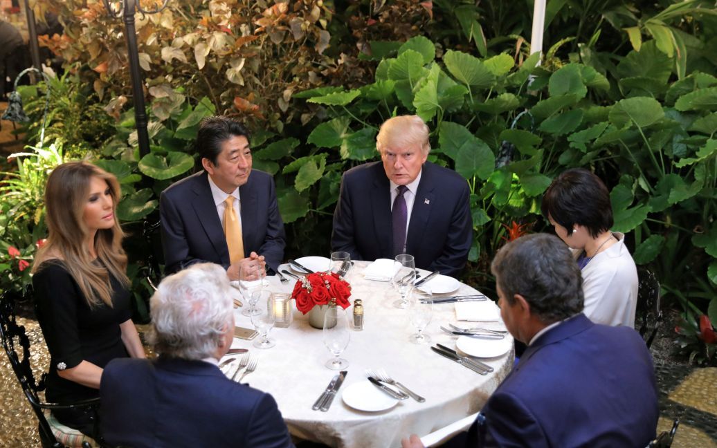 Прем&#039;єр-міністр Японії Сіндзо Абе і його дружина Акі Аб вечеряють з президентом США та його дружиною Меланією, а також Робертом Крафтом у клубі Мар-а-Лаго в Палм-біч / © Reuters