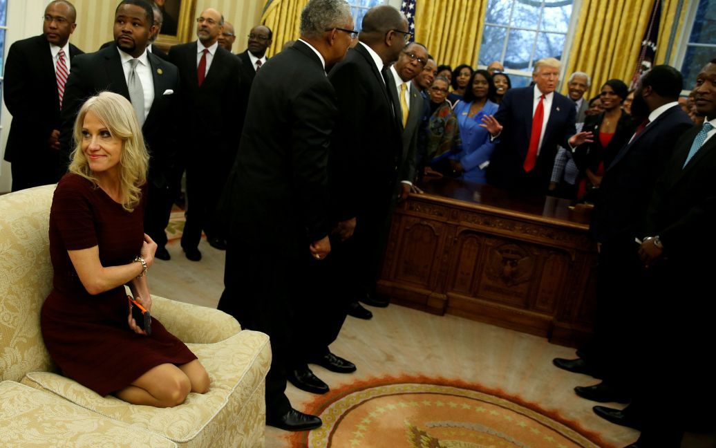 Радниця Трампа Кілліан Конвей сидить на дивані із ногами під час зустрічі президента із керівниками "чорних" коледжів та університетів / © Reuters