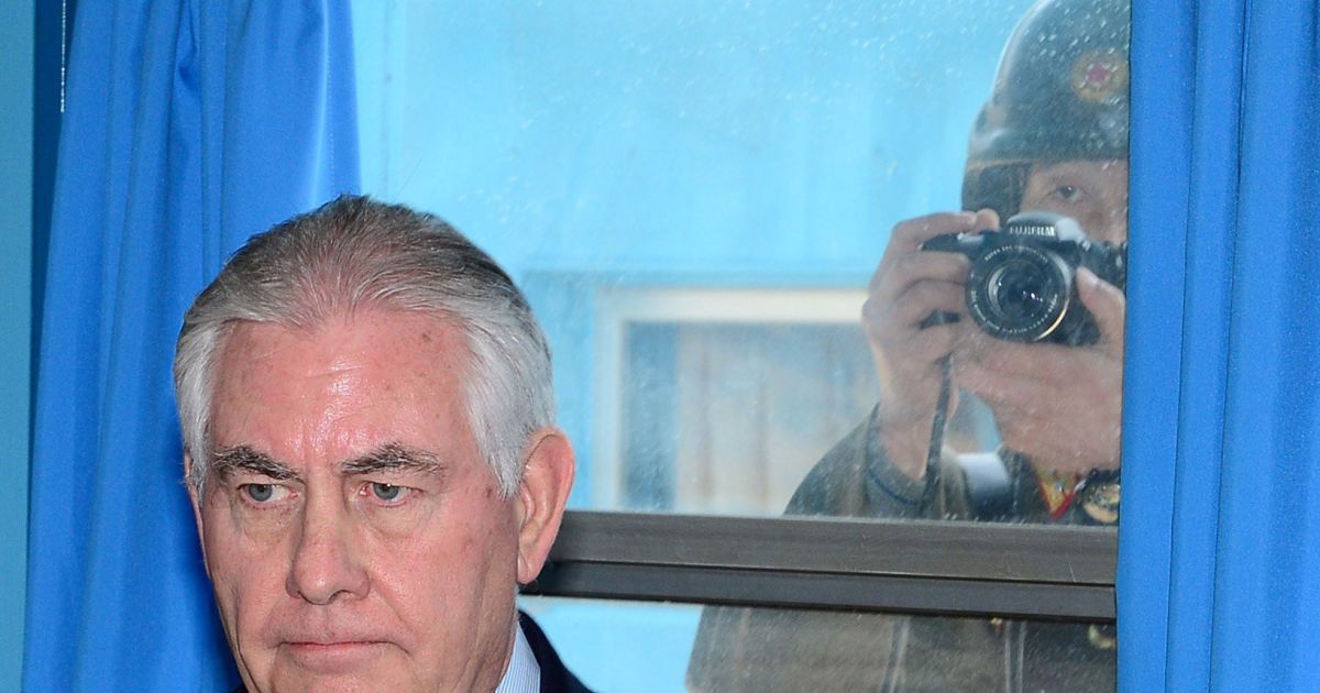 Держсекретаря США Рекса Тіллерсона фотографує журналіст КНДР через вікно / © Reuters
