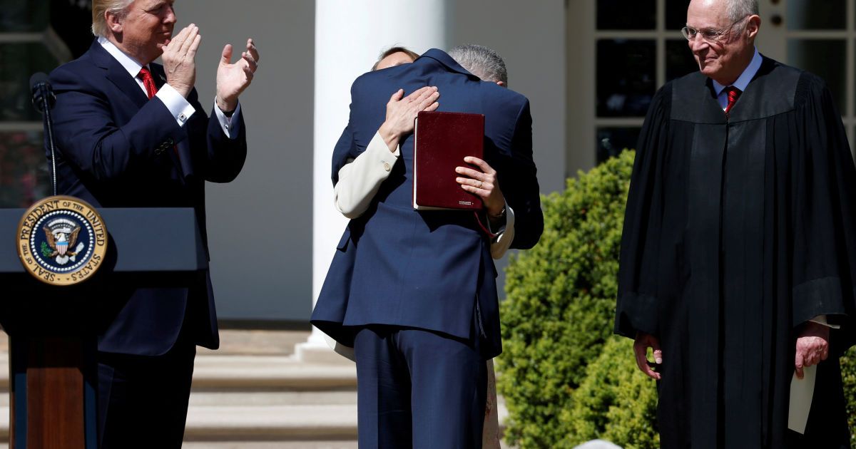 Трамп аплодує судді Нілу Горсучу в Рожевому саду Білого дому / © Reuters