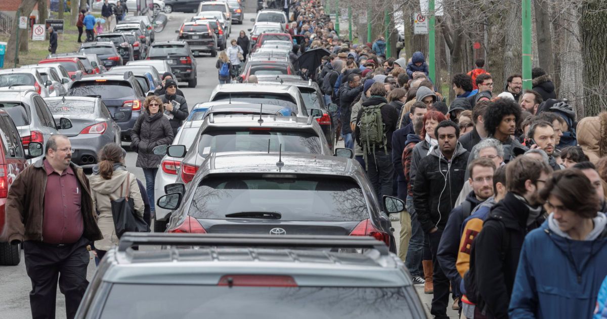 В Канаде избиратели выстроились в длинные очереди, чтобы проголосовать за президента Франции