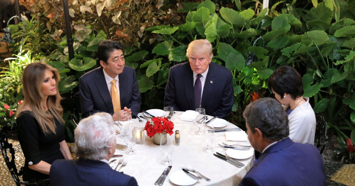 Прем'єр-міністр Японії Сіндзо Абе і його дружина Акі Аб вечеряють з президентом США та його дружиною Меланією, а також Робертом Крафтом у клубі Мар-а-Лаго в Палм-біч / © Reuters