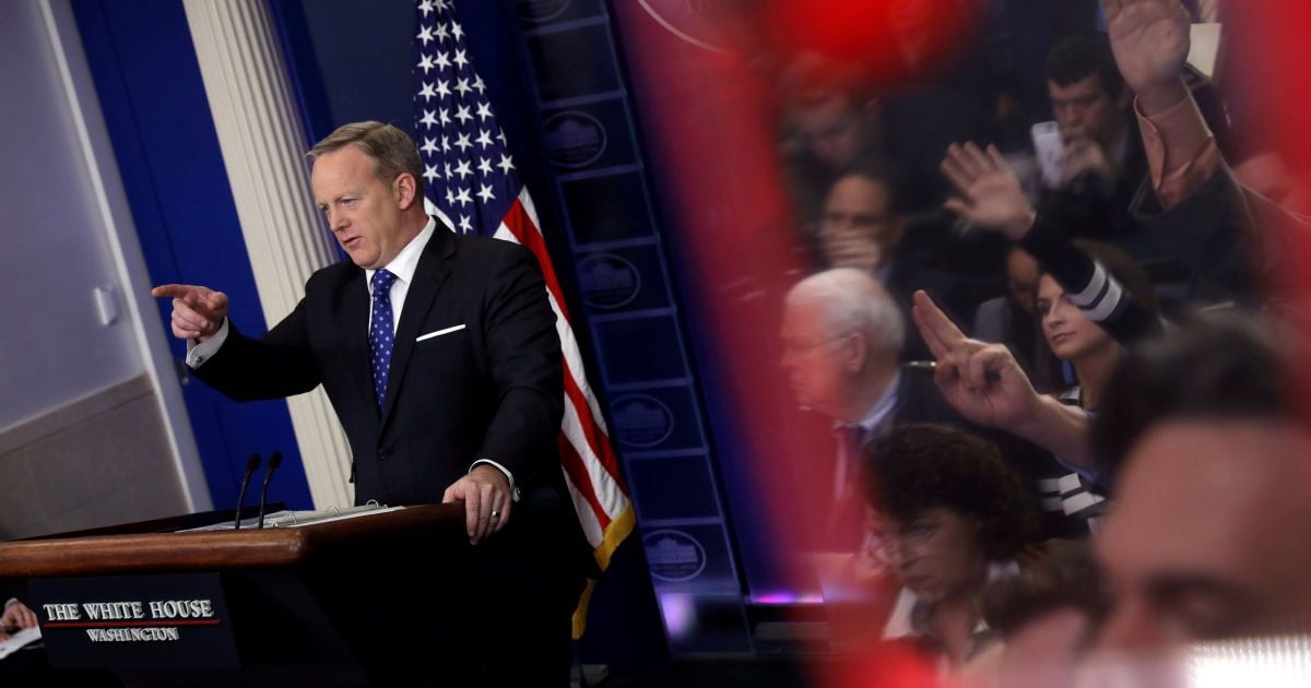 Прес-секретар Білого дому Шон Спайсер під час брифінгу з журналістами / © Reuters