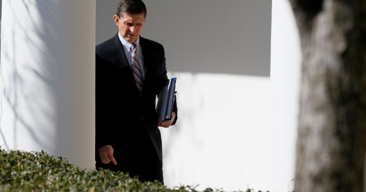 Екс-радник Білого дому з нацбезпеки Майкл Флінн йде на спільну конференцію Трампа з прем'єр-міністром Японії Сіндзо Абе / © Reuters