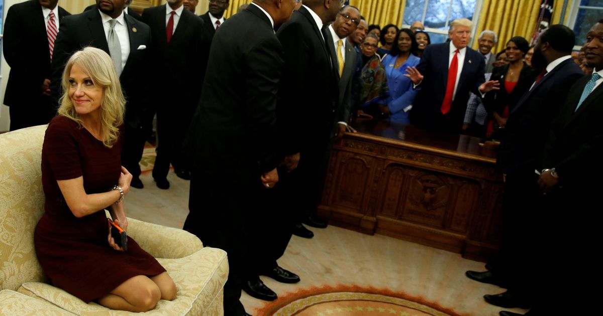 Радниця Трампа Кілліан Конвей сидить на дивані із ногами під час зустрічі президента із керівниками "чорних" коледжів та університетів / © Reuters