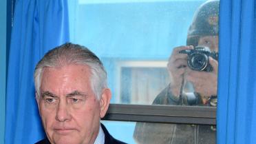 Держсекретаря США Рекса Тіллерсона фотографує журналіст КНДР через вікно / © Reuters