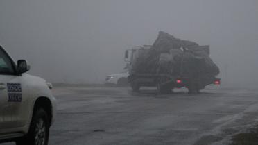 Пошкоджене авто спостерігачів ОБСЄ, яке наїхало на міну_2 / © Reuters