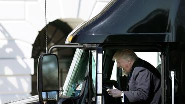 Дональд Трамп уявляє себе водієм вантажівки під час наради щодо охорони здоров'я у Білому домі / © Reuters