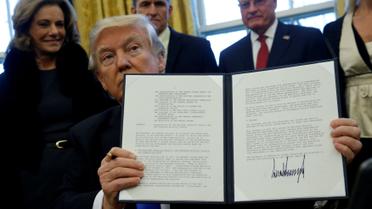 Трамп тримає урядове розпорядження щодо структури Ради національної безпеки після його підписання / © Reuters