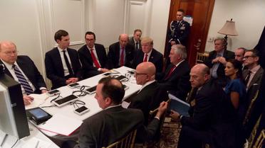 Президент США на офіційній зустрічі зі своєю командою з національної безпеки на курорті Мар-а-Лаго після ракетного удару по Сирії / © Reuters