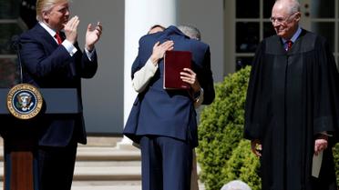 Трамп аплодує судді Нілу Горсучу в Рожевому саду Білого дому / © Reuters