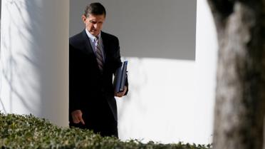 Екс-радник Білого дому з нацбезпеки Майкл Флінн йде на спільну конференцію Трампа з прем'єр-міністром Японії Сіндзо Абе / © Reuters