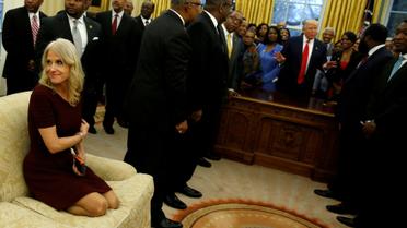 Радниця Трампа Кілліан Конвей сидить на дивані із ногами під час зустрічі президента із керівниками "чорних" коледжів та університетів / © Reuters