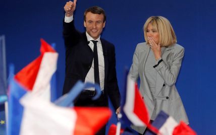 Історія кохання наймолодшого кандидата у президенти Франції заполонила перші шпальти