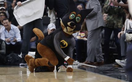 "Бэтмен" спас баскетболистов от летучей мыши во время матча НБА