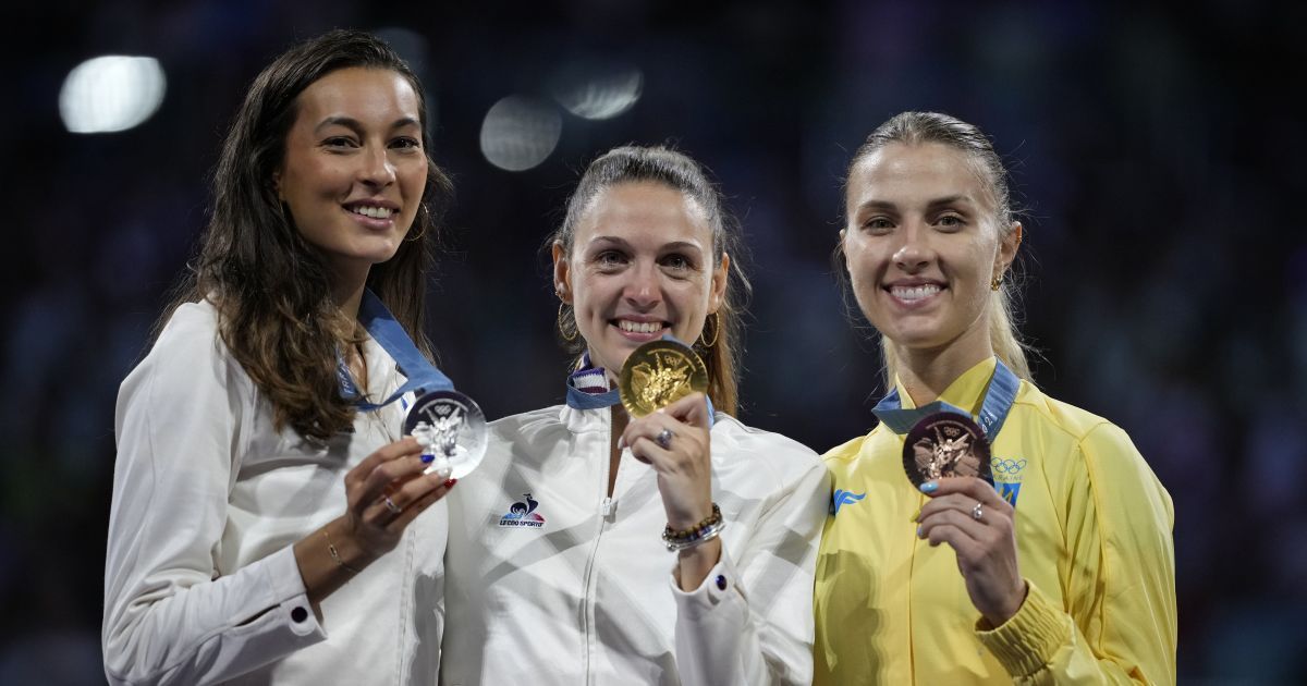 Ольга Харлан (справа) з "бронзою" Олімпіади-2024