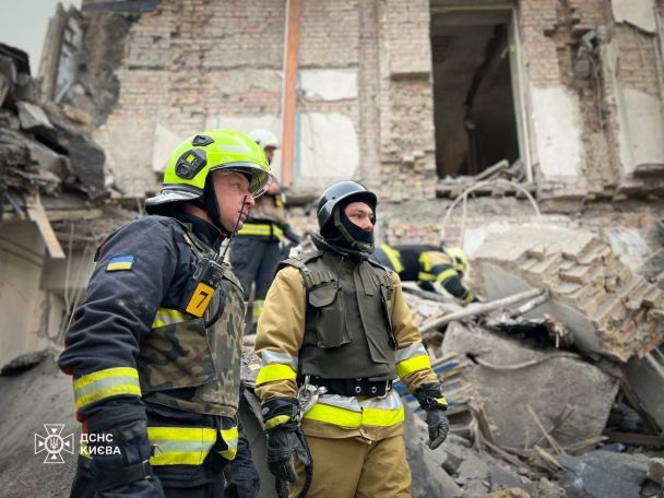 Пошкодження в Києві внаслідок падіння уламків ракет 25 березня / Фото: ДСНС Києва