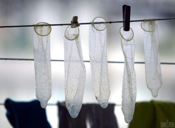 Чому у світі закінчуються презервативи і до чого тут Іран