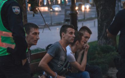 В центре Киева группа подростков напала с ножами на представителя ЛГБТ: парня забрала скорая