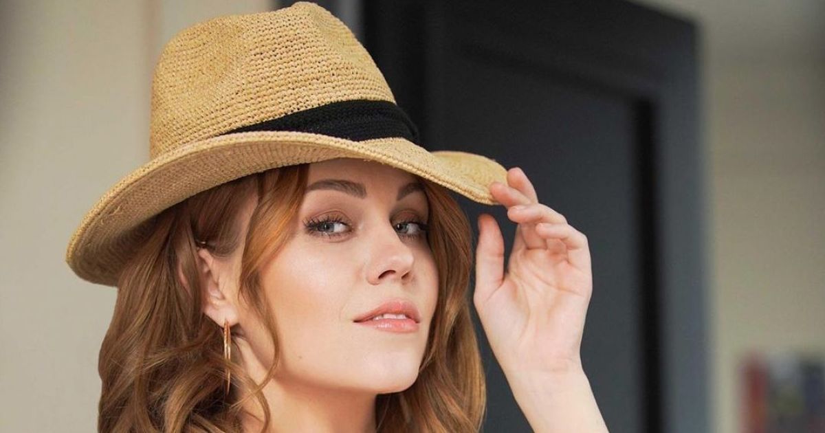 Певица Alyosha показала себя в детстве в образе маленькой снежинки