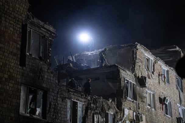 Рятувальні роботи на місці удару по п’ятиповерхівці у Києві завершено / © Володимир Зеленський