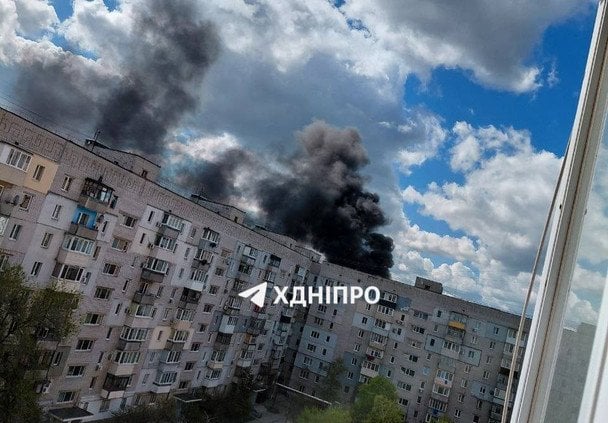 Після вибухів у Дніпрі до неба здійнявся чорний дим. 